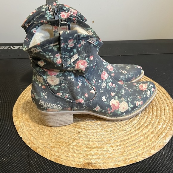 Bunker Textured Floral Southwestern Ankle Booties Size 40 - Picture 3 of 9